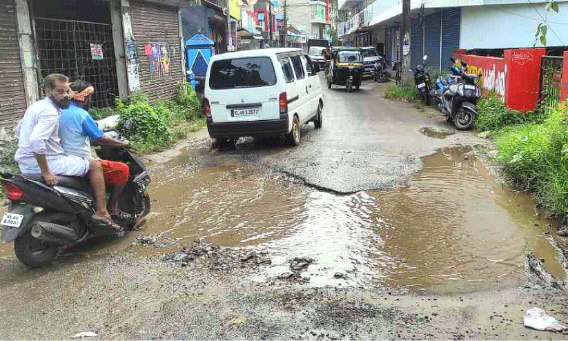 ഡ്രൈനേജ് നിറഞ്ഞ് വെള്ളം പുറത്തേക്ക്; യാത്രക്കാർ ദുരിതത്തിൽ ഡ്രൈനേജ് നിറഞ്ഞ് വെള്ളം പുറത്തേക്ക്; യാത്രക്കാർ ദുരിതത്തിൽ