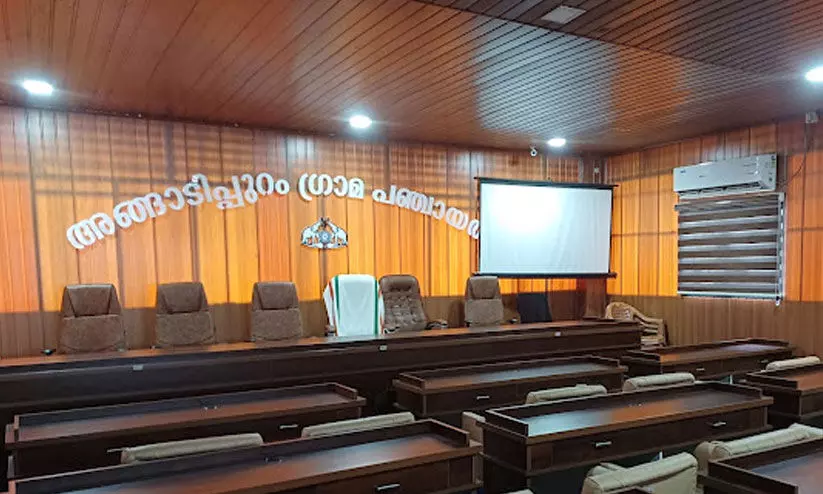 അങ്ങാടിപ്പുറം പഞ്ചായത്തിനെ പ്രതിസന്ധിയിലാക്കി 14 പേരെ മാറ്റി