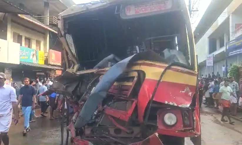 നാദാപുരത്ത് സ്വകാര്യ ബസും കെ.എസ്.ആർ.ടി.സിയും കൂട്ടിയിടിച്ചു; നിരവധി പേർക്ക് പരിക്ക്