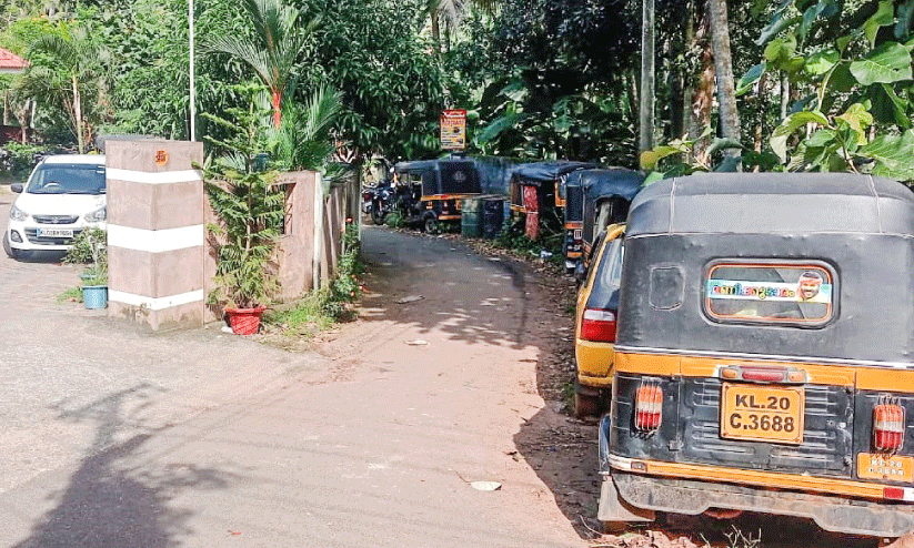 ചെറുവല്ലിക്കാരുടെ വഴിമുടക്കി പൊലീസിന്‍റെ ‘തൊണ്ടിമുതൽ