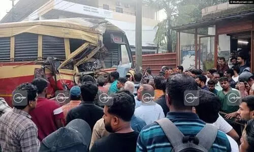 നാദാപുരത്ത് ബസുകൾ കൂട്ടിയിടിച്ച് 40ഓളം പേർക്ക് പരിക്ക്; സീറ്റിൽ കുടുങ്ങിയ ഡ്രൈവറെ പുറത്തെടുത്തത് ഫയർഫോഴ്സ്