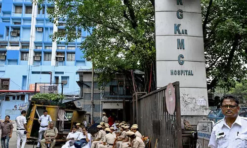 ‘നിങ്ങളുടെ മകൾ ആത്മഹത്യ ചെയ്തു, ഉടൻ വരണം’ -കൊല്ലപ്പെട്ട ഡോക്ടറു​ടെ മാതാപിതാക്കൾക്ക് മെഡിക്കൽ കോളജിൽനിന്ന് വന്ന ഫോൺ കോൾ വിവാദത്തിൽ