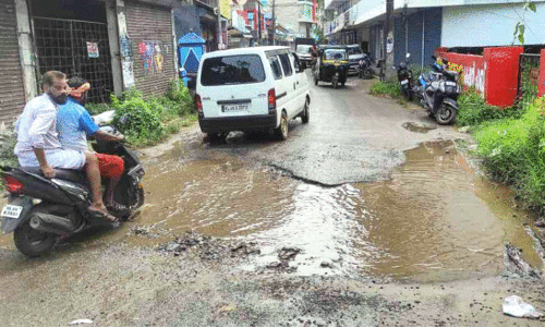 ഡ്രൈ​നേ​ജ് നി​റ​ഞ്ഞ് വെ​ള്ളം പു​റ​ത്തേ​ക്ക്; യാ​ത്ര​ക്കാ​ർ ദു​രി​ത​ത്തി​ൽ