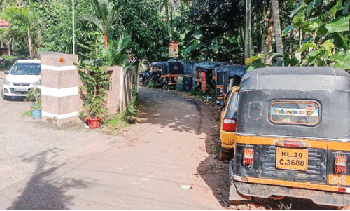 ചെറുവല്ലിക്കാരുടെ വഴിമുടക്കി പൊലീസിന്‍റെ ‘തൊണ്ടിമുതൽ
