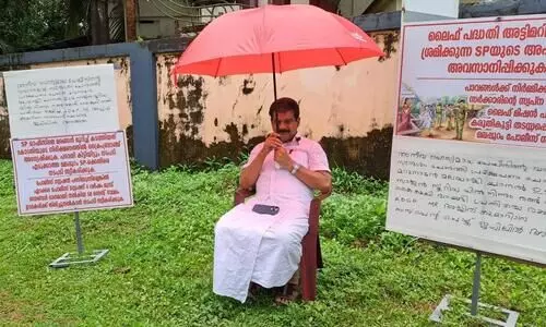 കുത്തിയിരിപ്പ് സമരവുമായി പി.വി. അൻവർ