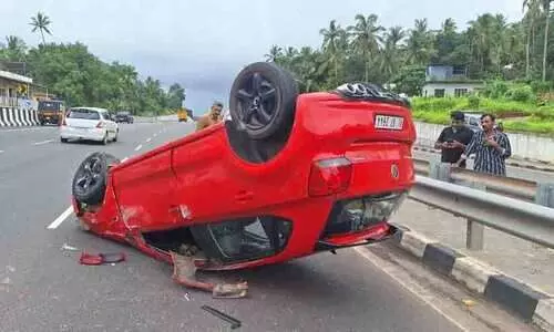 തലശ്ശേരി - മാഹി ബൈപാസിൽ വീണ്ടും വാഹനാപകടം; നിയന്ത്രണംവിട്ട കാർ മറ്റൊരു കാറിലിടിച്ച് മറിഞ്ഞു