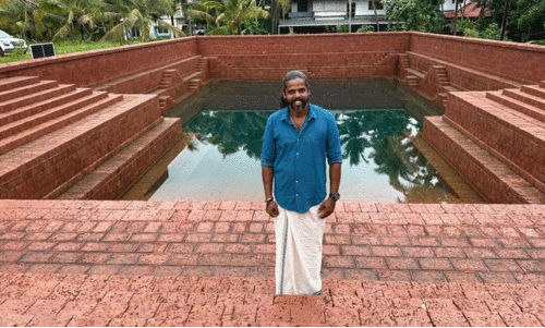 നാലുനില കെട്ടിടത്തിന്‍റെ ഉയരവും നല്ല നീളവും; ഇത്, ലക്ഷത്തിനടുത്ത് ചെങ്കല്ലുകൊണ്ട് വിനീഷ് ഒറ്റക്ക് നിർമിച്ച തീർഥക്കുളം