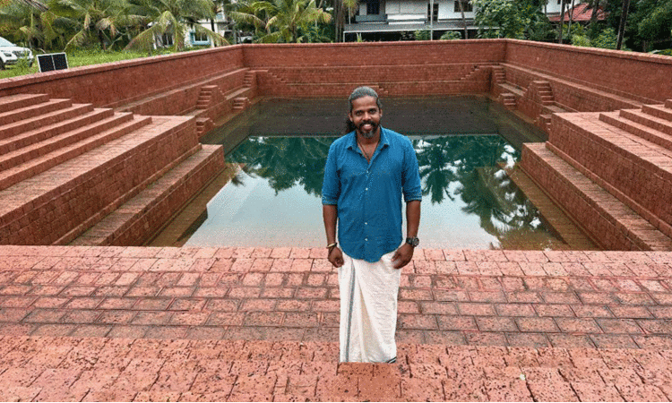 നാലുനില കെട്ടിടത്തിന്‍റെ ഉയരവും നല്ല നീളവും; ഇത്, ലക്ഷത്തിനടുത്ത് ചെങ്കല്ലുകൊണ്ട് വിനീഷ് ഒറ്റക്ക് നിർമിച്ച തീർഥക്കുളം