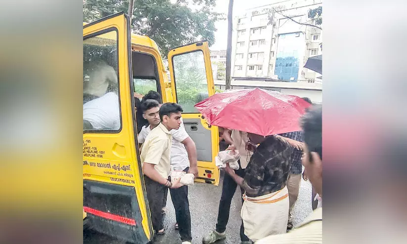 Food distribution by students Food distribution by students