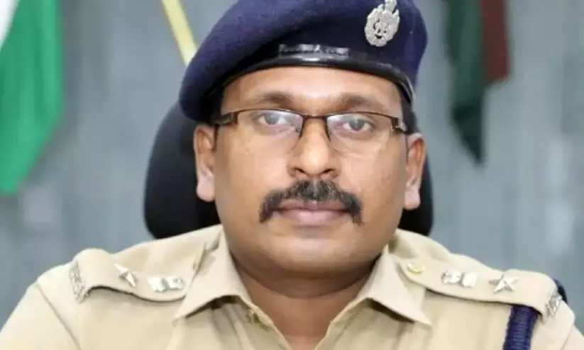 ഫോണ്കോള് വിവാദം: എസ്.പി സുജിത് ദാസ് മൂന്ന് ദിവസത്തെ അവധിയില് പ്രവേശിച്ചു ഫോണ്കോള് വിവാദം: എസ്.പി സുജിത് ദാസ് മൂന്ന് ദിവസത്തെ അവധിയില് പ്രവേശിച്ചു