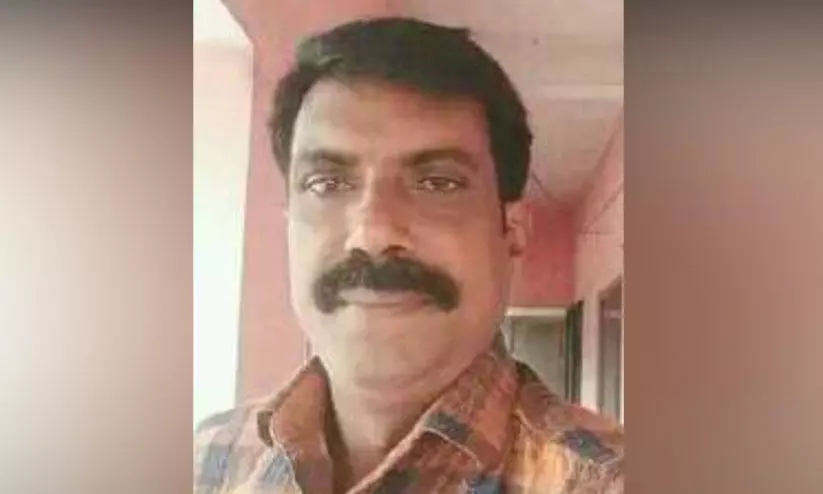 ചന്തിരൂരിൽ വാഹനം ഇടിച്ച് യുവാവ് മരിച്ചു ചന്തിരൂരിൽ വാഹനം ഇടിച്ച് യുവാവ് മരിച്ചു