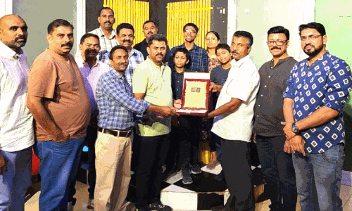 മനോജ് തോമസിനും കുടുംബത്തിനും യാത്രയയപ്പ് നൽകി മനോജ് തോമസിനും കുടുംബത്തിനും യാത്രയയപ്പ് നൽകി