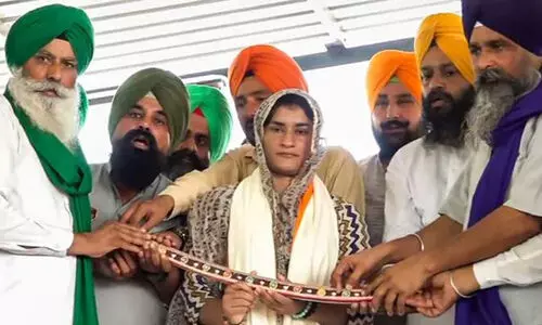 ‘ഇവരെല്ലാം ഈ രാജ്യത്തെ പൗരന്മാരാണ്, ഇവരാണ് രാജ്യത്തെ മുന്നോട്ടു നയിക്കുന്നത്’; കർഷകർക്ക് പിന്തുണയുമായി വിനേഷ് ഫോഗട്ട്