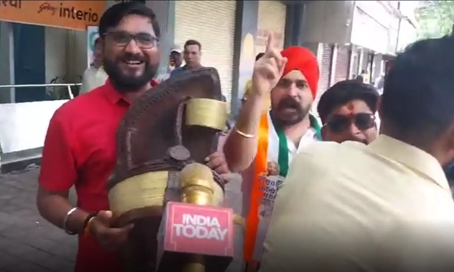 ശിവജി പ്രതിമ തകർന്നതിൽ മുംബൈയിൽ ‘ചെരുപ്പടി’ പ്രതിഷേധവുമായി പ്രതിപക്ഷം