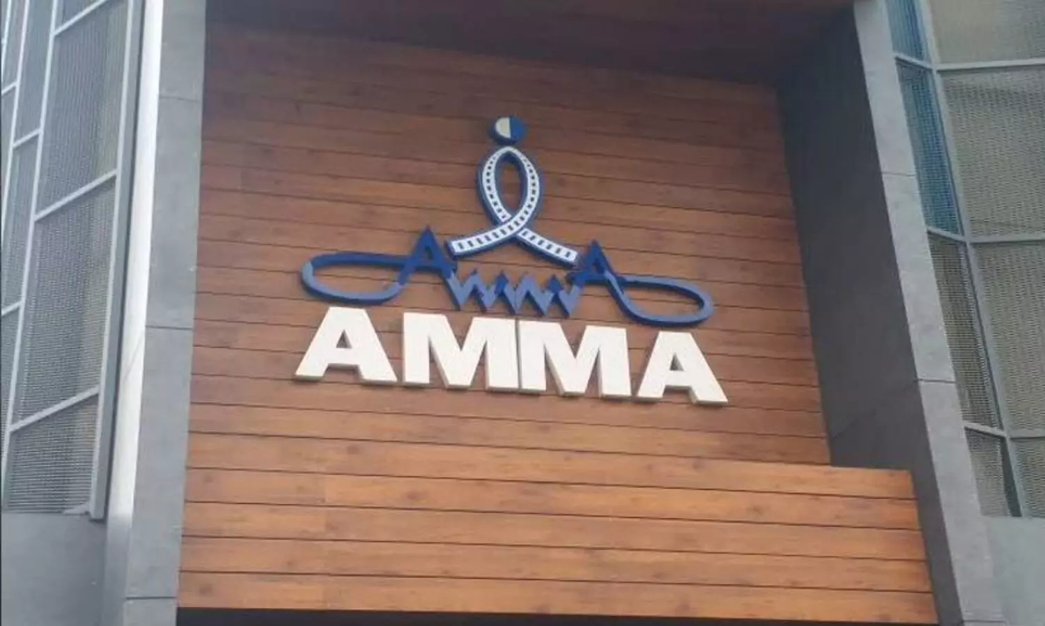 അമ്മ ഓഫീസിൽ പൊലീസ് പരിശോധന