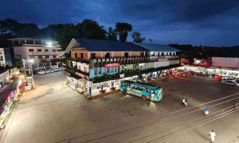 രാത്രിയായാൽ ബസുകളും കടകളുമില്ല; ശ്രീകണ്ഠപുരത്ത് ദുരിതയാത്ര രാത്രിയായാൽ ബസുകളും കടകളുമില്ല; ശ്രീകണ്ഠപുരത്ത് ദുരിതയാത്ര
