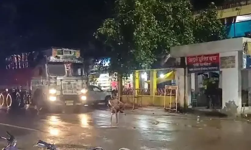 യു.പിയിൽ നടുറോഡിൽ കസേരയിട്ടിരുന്നയാളെ ട്രക്ക് ഇടിച്ച് തെറിപ്പിച്ചു -വിഡിയോ യു.പിയിൽ നടുറോഡിൽ കസേരയിട്ടിരുന്നയാളെ ട്രക്ക് ഇടിച്ച് തെറിപ്പിച്ചു -വിഡിയോ