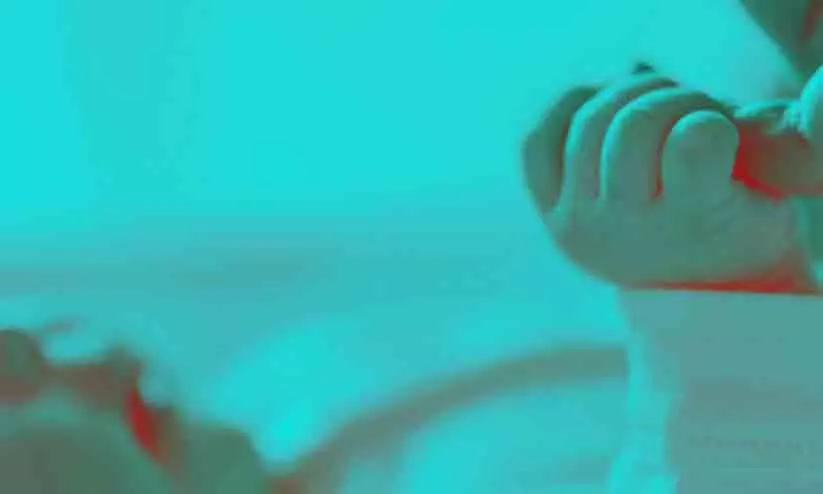 നാലാമതും ജനിച്ചത് പെൺകുഞ്ഞ്; അമ്മ നവജാത ശിശുവിനെ കഴുത്തുഞെരിച്ച് കൊന്ന് ബാഗിലാക്കി എറിഞ്ഞു