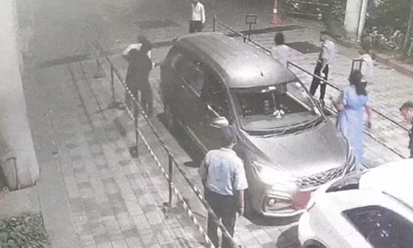 ആഡംബര കാറിൽ ടാക്സി ഇടിച്ചതിന് ഡ്രൈവറെ ക്രൂരമായി മർദിച്ചു; യുവാവ് അറസ്റ്റിൽ ആഡംബര കാറിൽ ടാക്സി ഇടിച്ചതിന് ഡ്രൈവറെ ക്രൂരമായി മർദിച്ചു; യുവാവ് അറസ്റ്റിൽ