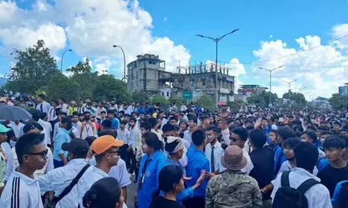 മണിപ്പൂരിൽ കുക്കി വിഭാഗത്തിന്റെ പ്രതിഷേധത്തിനിടെ ബി.ജെ.പി നേതാവിന്റെ വീടിന് തീയിട്ടു