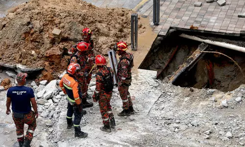 മലേഷ്യയിൽ നടപ്പാതയിലെ കുഴിയിൽ വീണ ഇന്ത്യക്കാരിക്ക് വേണ്ടിയുള്ള തിരച്ചിൽ നിർത്തി; ദൗത്യം ദുഷ്‍കരമെന്ന് സർക്കാർ