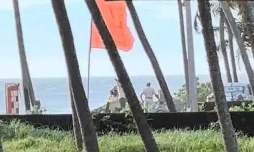 ബി​ക്കി​നി​യി​ൽ ക​ട​പ്പു​റ​ത്ത് റീ​ൽ​സ്; യൂ​ട്യൂ​ബ​റെ ത​ട​ഞ്ഞ് നാ​ട്ടു​കാ​ർ