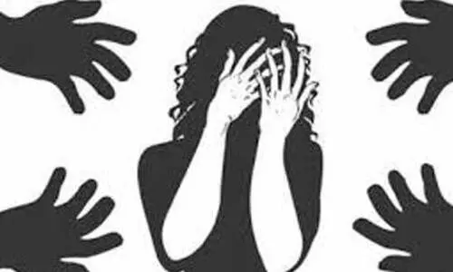 പൊ​തു​യി​ട​ത്ത് യു​വ​തി​യെ യു​വാ​ക്ക​ൾ ആ​ക്ര​മി​ച്ചു; അ​വ​ഗ​ണി​ച്ച് പൊ​ലീ​സ്