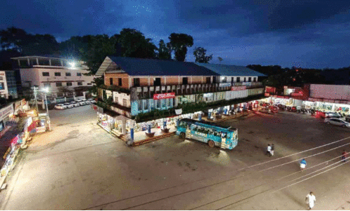 രാ​ത്രി​യാ​യാ​ൽ ബ​സു​ക​ളും ക​ട​ക​ളു​മി​ല്ല; ശ്രീ​ക​ണ്ഠ​പു​ര​ത്ത് ദു​രി​തയാ​ത്ര