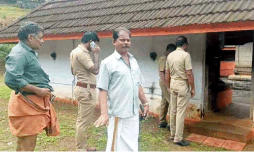 പാ​ഞ്ഞാ​ളി​ൽ മോ​ഷ​ണ പ​ര​മ്പ​ര; ഭ​ണ്ഡാ​ര​വും വ​ഴി​പാ​ട് കൗ​ണ്ട​റും കു​ത്തി​ത്തു​റ​ന്ന് പ​ണം ക​വ​ർ​ന്നു