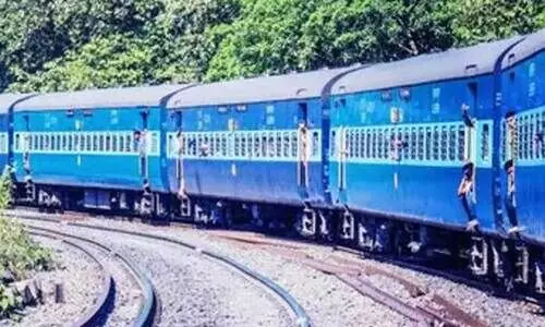 ഏറനാട് എക്സ്പ്രസ് വൈകി; പി.എസ്.സി പരീക്ഷ എഴുതാനാവാതെ ഉദ്യോഗാർഥികൾ