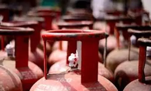 ഗ്യാ​സ് സി​ലി​ണ്ട​റി​ൽ വെ​ള്ളം: ചീ​ഫ് വി​ജി​ല​ൻ​സ് ഓ​ഫി​സ​ർ​ക്ക് പ​രാ​തി