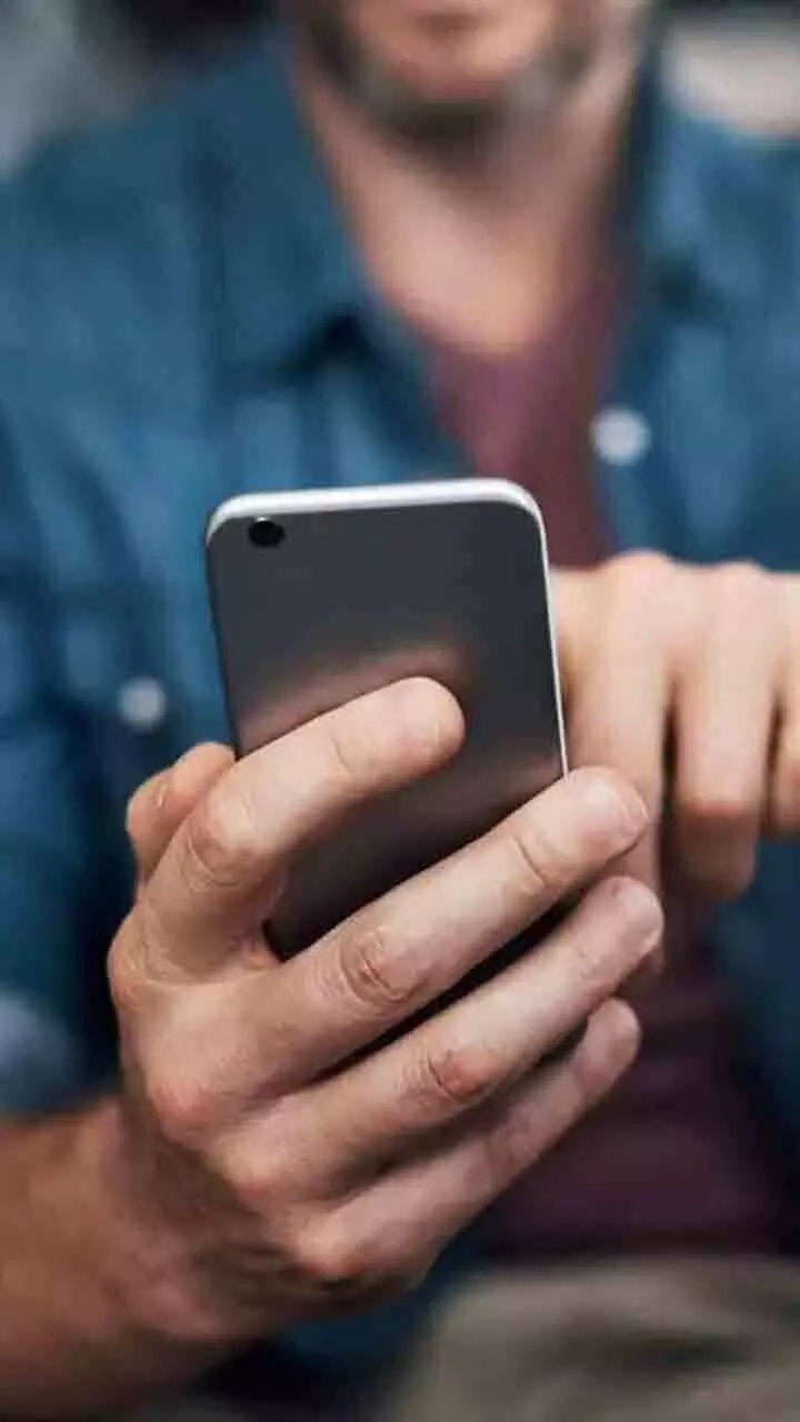 കുട്ടികൾ മൊബൈൽ ഫോൺ താഴെ വെക്കുന്നില്ലേ? രക്ഷിതാക്കൾക്ക് ചെയ്യാൻ ഏറെയുണ്ട്