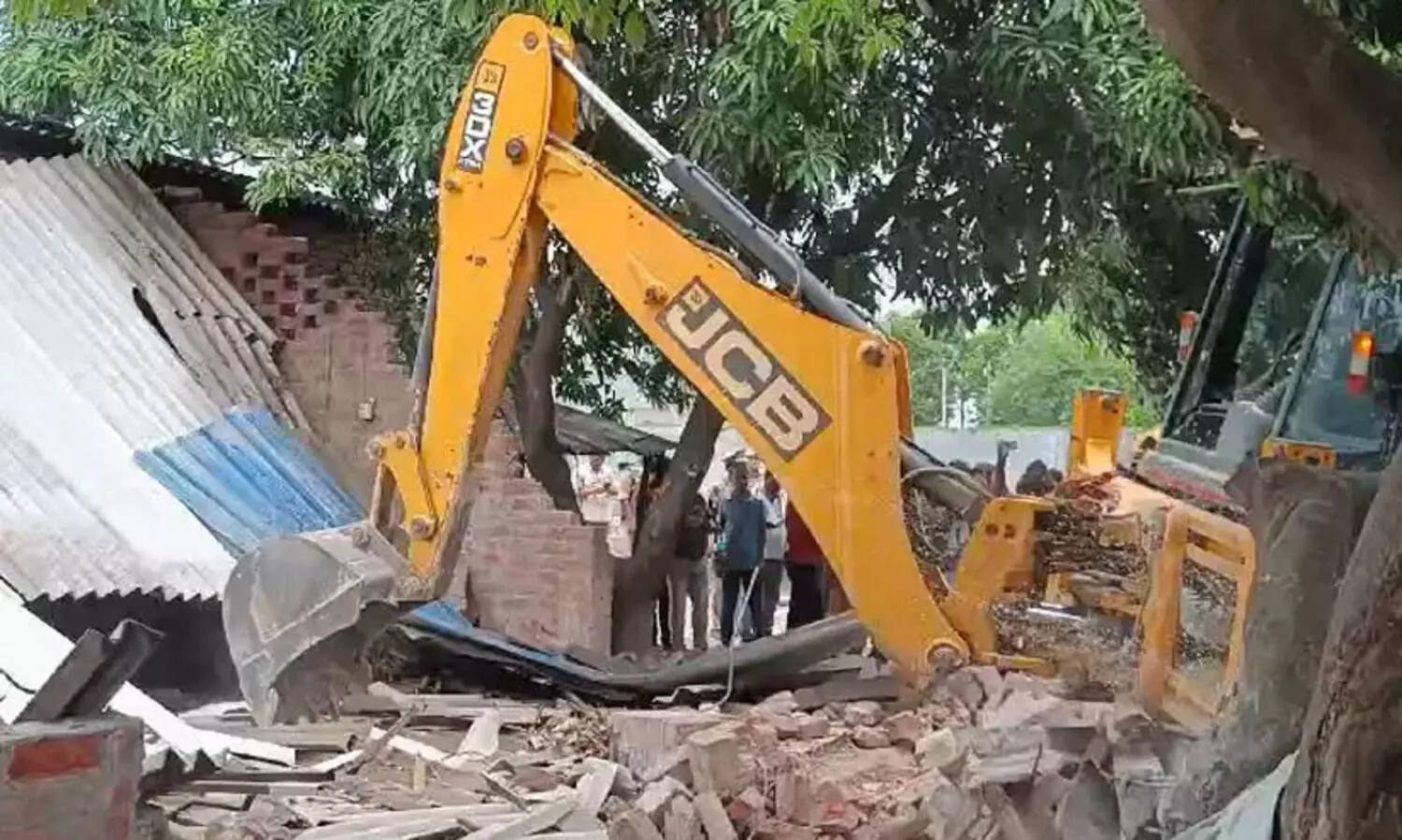 പ്രതിയായതി​ന്‍റെ പേരിൽ ഒരു വീട് എങ്ങനെ പൊളിച്ചുകളയും​?