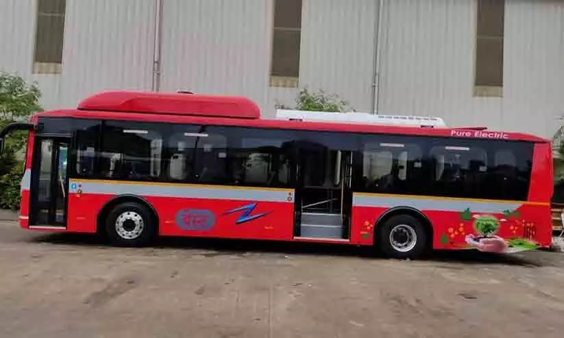 മദ്യലഹരിയിൽ യാത്രക്കാരൻ സ്റ്റിയറിങിൽ പിടിച്ച് തിരിച്ചു; നിയന്ത്രണം വിട്ട ബസ് ഇടിച്ച് ഒൻപത് പേർക്ക് പരിക്ക് മദ്യലഹരിയിൽ യാത്രക്കാരൻ സ്റ്റിയറിങിൽ പിടിച്ച് തിരിച്ചു; നിയന്ത്രണം വിട്ട ബസ് ഇടിച്ച് ഒൻപത് പേർക്ക് പരിക്ക്