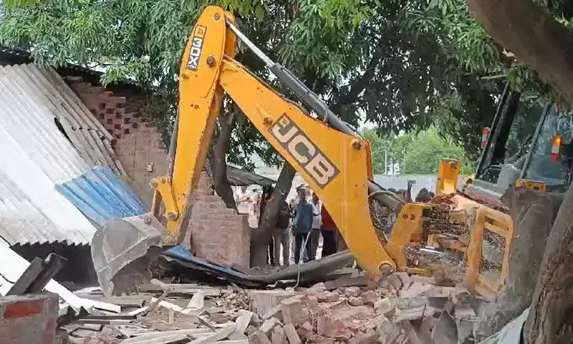 പ്രതിയായതി​ന്‍റെ പേരിൽ ഒരു വീട് എങ്ങനെ പൊളിച്ചുകളയും​?