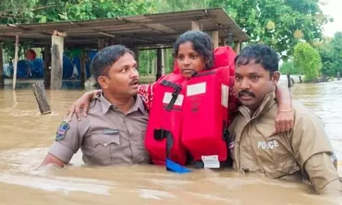 ആന്ധ്രയിലും തെലങ്കാനയിലും പ്രളയം; 37 മരണം