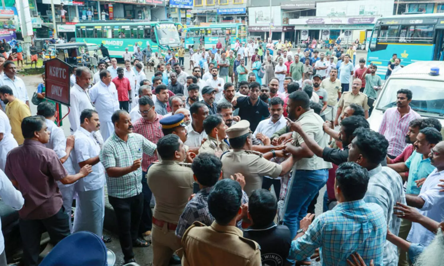 മുക്കം നഗരസഭയിൽ അവിശ്വാസ പ്രമേയം: സംഘർഷം; ലാത്തി ചാർജ്