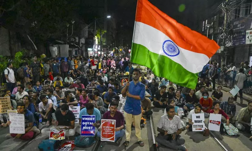 ജൂനിയർ ഡോക്ടറുടെ കൊല: കമീഷണറുടെ രാജിയാവശ്യപ്പെട്ട് കൊൽക്കത്ത പൊലീസ് ആസ്ഥാനത്തിനു സമീപം കുത്തിയിരുപ്പ് സമരം ജൂനിയർ ഡോക്ടറുടെ കൊല: കമീഷണറുടെ രാജിയാവശ്യപ്പെട്ട് കൊൽക്കത്ത പൊലീസ് ആസ്ഥാനത്തിനു സമീപം കുത്തിയിരുപ്പ് സമരം