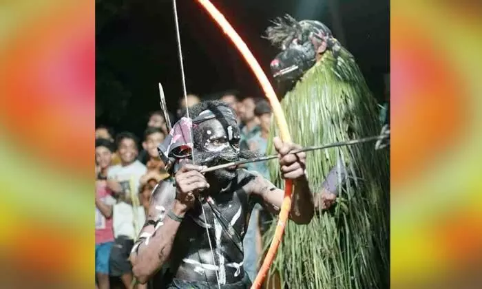 ഞായറാഴ്ച വൈകീട്ട് കോവൂരിൽ കരടികളും വേട്ടക്കാരനും ഇറങ്ങും ഞായറാഴ്ച വൈകീട്ട് കോവൂരിൽ കരടികളും വേട്ടക്കാരനും ഇറങ്ങും