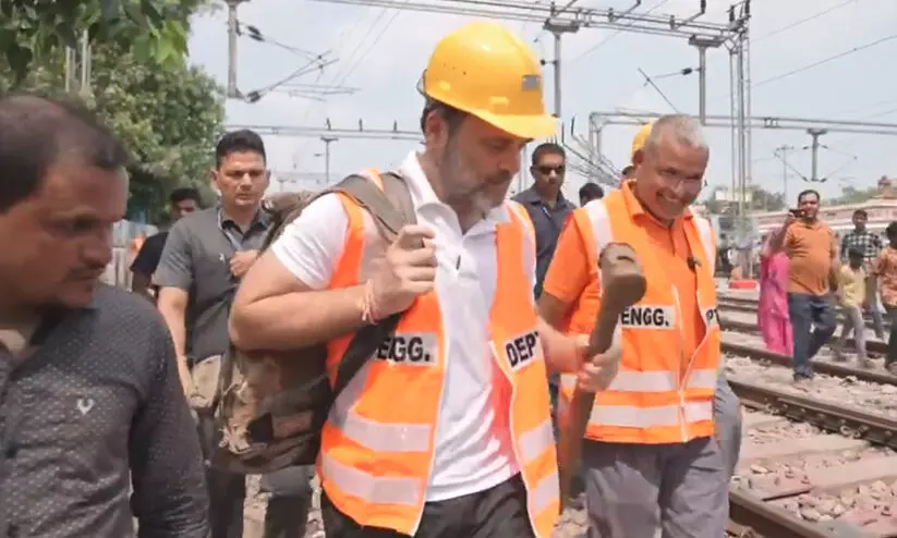 35 കിലോയുള്ള ബാഗും ഇരുമ്പ് ചുറ്റികയുമായി റെയിൽവേ ട്രാക്കിലൂടെ നടന്ന് രാഹുൽ ഗാന്ധി; ‘ഈ സഹോദരന്മാരുടെ ദുരിതം കേൾക്കണം’