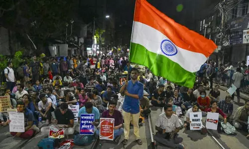 ജൂനിയർ ഡോക്ടറുടെ കൊല: കമീഷണറുടെ രാജിയാവശ്യപ്പെട്ട് കൊൽക്കത്ത പൊലീസ് ആസ്ഥാനത്തിനു സമീപം കുത്തിയിരുപ്പ് സമരം