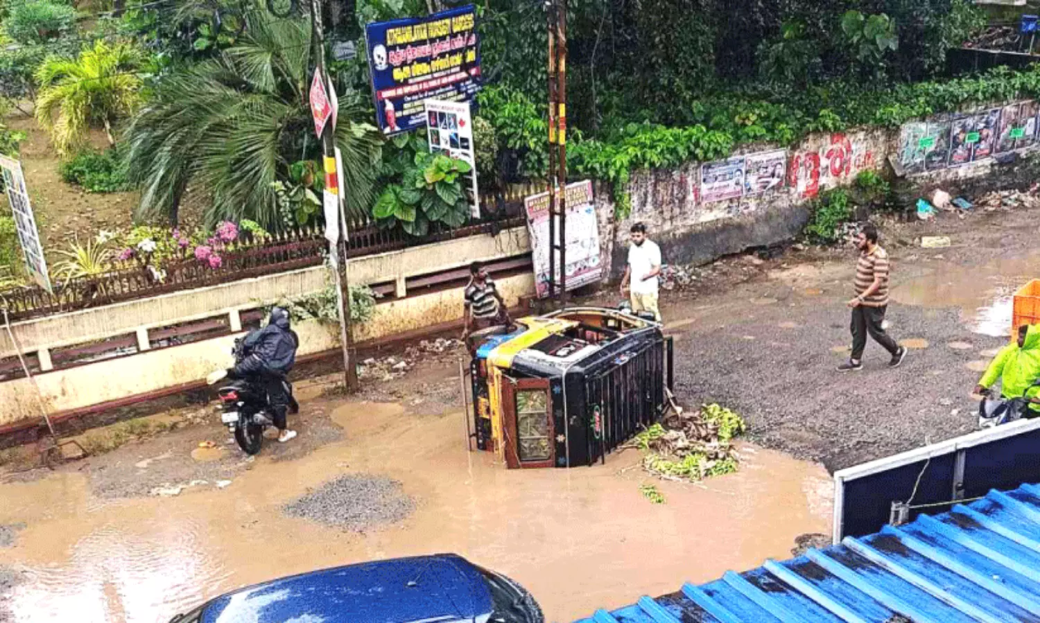 ചെങ്കവിളയില്‍ റോഡ്​ തകർച്ചയിൽ; ഓട്ടോ കുഴിയിലേക്ക്​ മറിഞ്ഞ് യാത്രികര്‍ക്ക് പരിക്ക്