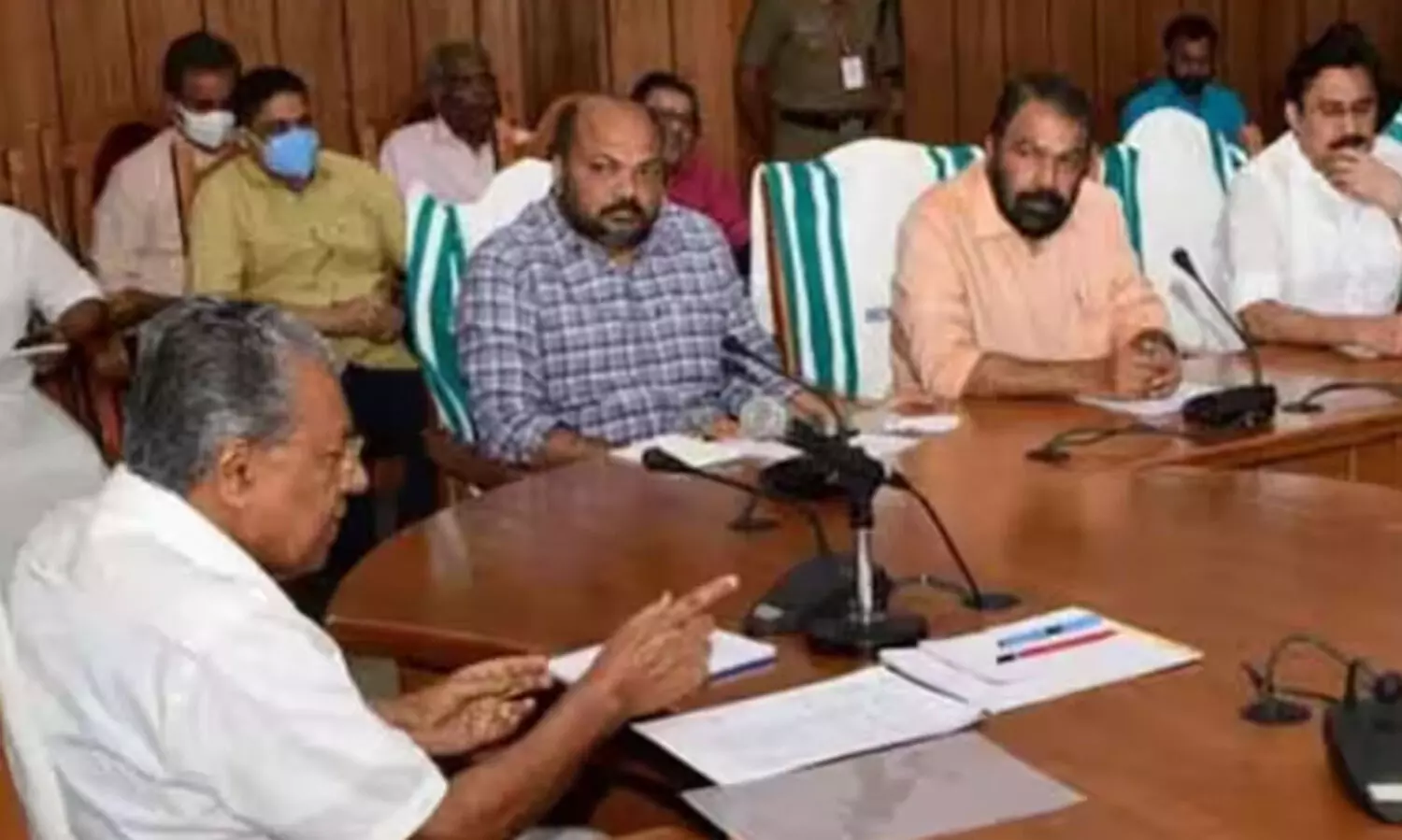 കൂടിക്കാഴ്ച ചർച്ചയാക്കാതെ മന്ത്രിസഭ യോഗം​; വി​വാ​ദം ആ​രും ഉ​ന്ന​യി​ക്കു​ക​യോ മു​ഖ്യ​മ​ന്ത്രി വി​ശ​ദീ​ക​രി​ക്കു​ക​യോ ചെ​യ്തി​ല്ല