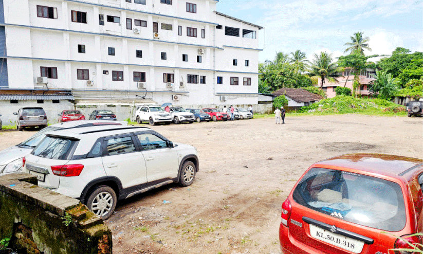 കോംട്രസ്റ്റ് ഭൂമിയിലെ പാർക്കിങ്; കെട്ടടങ്ങാതെ വിവാദം കോംട്രസ്റ്റ് ഭൂമിയിലെ പാർക്കിങ്; കെട്ടടങ്ങാതെ വിവാദം