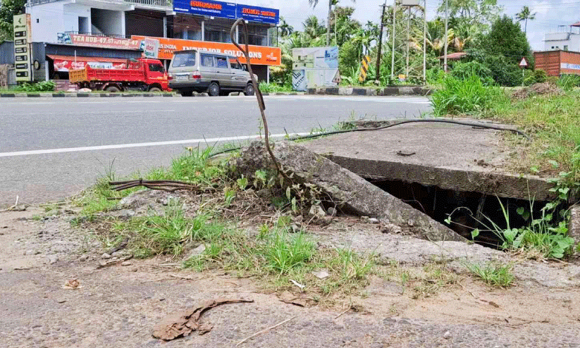 അ​പ​ക​ട​ത്തി​ലേ​ക്ക് തു​റ​ന്ന് ദേ​ശീ​യ​പാ​ത​യോ​ര​ത്തെ കാ​ന
