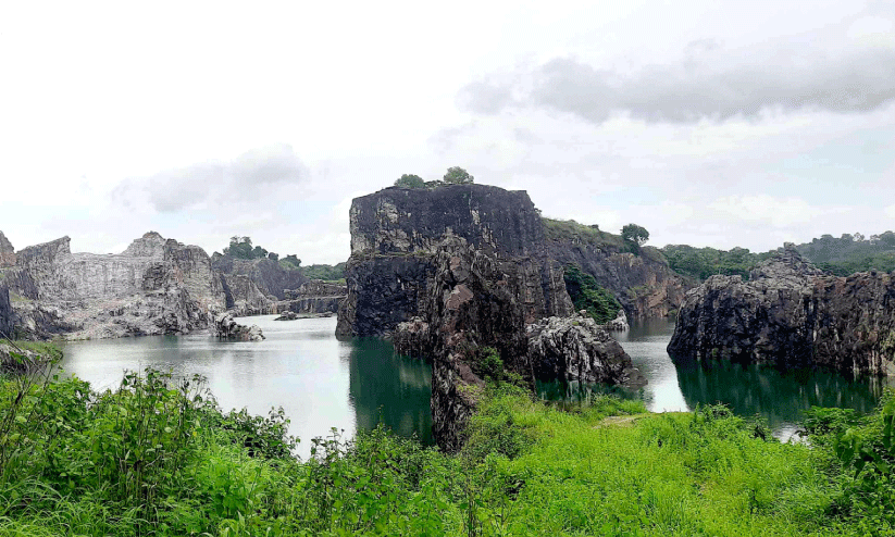 ഖനനമില്ലാത്ത ക്വാറികൾ അപകടക്കെണി