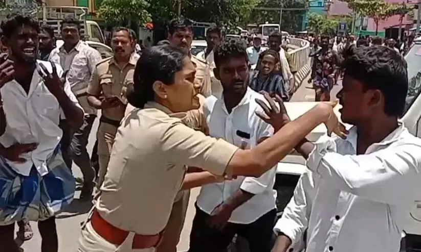 പ്രതിഷേധത്തിനിടെ ഡി.എസ്.പിയുടെ മുടി പിടിച്ച് വലിച്ചു, തിരിച്ചടിച്ച് ഓഫീസർ; നാല് പേർ പിടിയിൽ പ്രതിഷേധത്തിനിടെ ഡി.എസ്.പിയുടെ മുടി പിടിച്ച് വലിച്ചു, തിരിച്ചടിച്ച് ഓഫീസർ; നാല് പേർ പിടിയിൽ