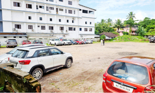 കോംട്രസ്റ്റ് ഭൂമിയിലെ പാർക്കിങ്; കെട്ടടങ്ങാതെ വിവാദം