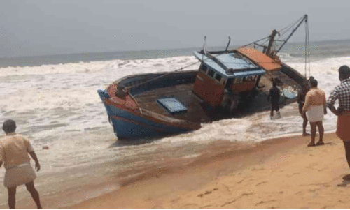 മീൻപിടിത്ത ബോട്ട് മണൽതിട്ടയിലിടിച്ച് തകർന്നു