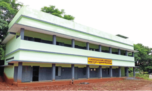 കു​ട്ട​ഞ്ചേ​രി ഗ​വ.​ എ​ൽ.​പി സ്കൂൾ കെട്ടിടത്തിലെ ഫാനും ലൈറ്റുകളും ഊരികൊണ്ടുപോകാൻ പൊതുമരാമത്ത് വകുപ്പിന്റെ ശ്രമം